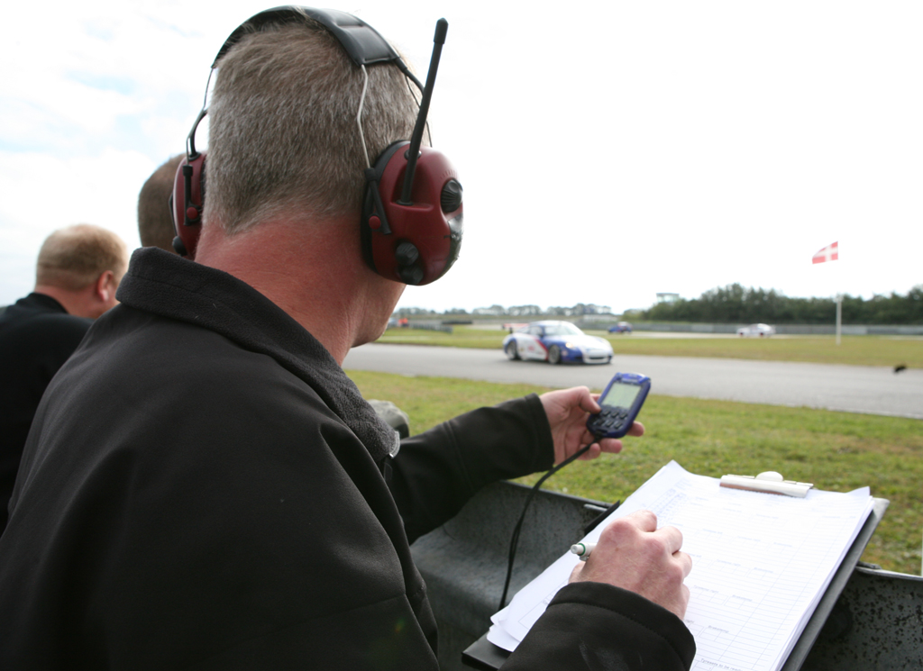Flemming Nymark har tjek på kørerne og bilens omgangstider.
(Foto: Motorsporten.dk)